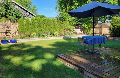 Salmon Arm House | White House - Entire downtown cottage
