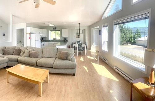 Celista House | "WILD SIDE" Duplex - Semi-Waterfront - Shuswap Lake