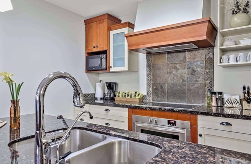 Canmore Apartment | 🌲 Woodland Retreat: 2-Bedroom Apartment Pool Treed Privacy