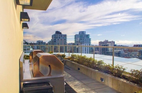 Downtown Victoria Condo | Workstation | 96*Walkscore | Pro Clean | Spacious
