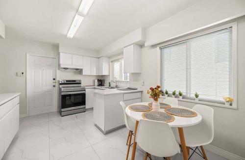 Sunset House | World Cup HQ ★ 6BR Fan House, near BC Place