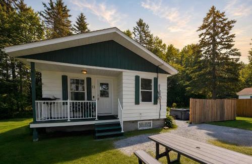 Saint-Tite-des-Caps Ski Chalet | WOW Chalet Boho - Charlevoix Spa Firepit and BBQ