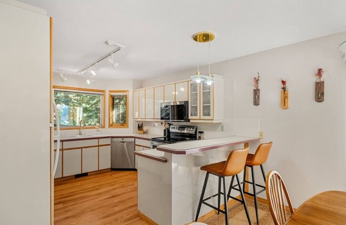Windermere House | Ziggy | Pvt Beach Access | Lake Views | Fireplaces