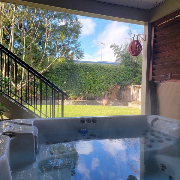 Private Hot Tub Retreat w/Fire Table/ Games Room & AC