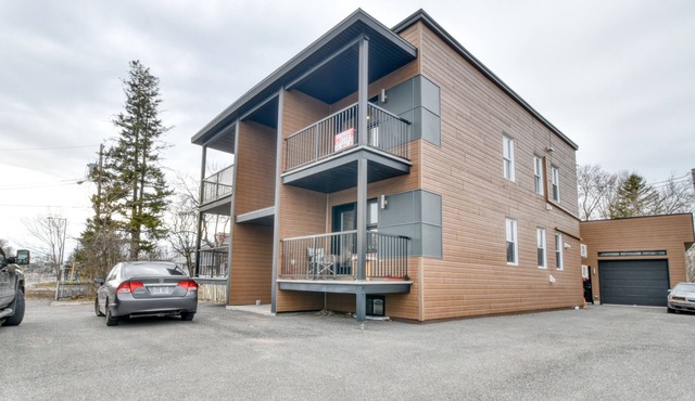 012- Large 2 bedroom apt on 2 floors with parking and air conditioning