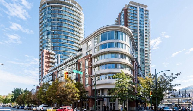 1 Bedroom 1 Den Free Parking Sauna Hot-tup,Gym, Downtown Vancouver