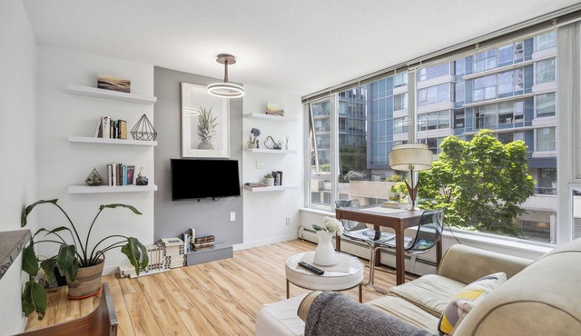 1 Bedroom 1 Den Free Parking Sauna Hot-tup,Gym, Downtown Vancouver