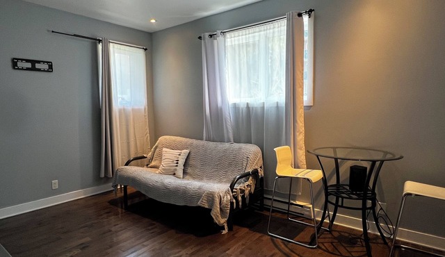1 Bedroom Apartment at Le Plateau-Mont-Royal. 10 mins to the Downtown Area.