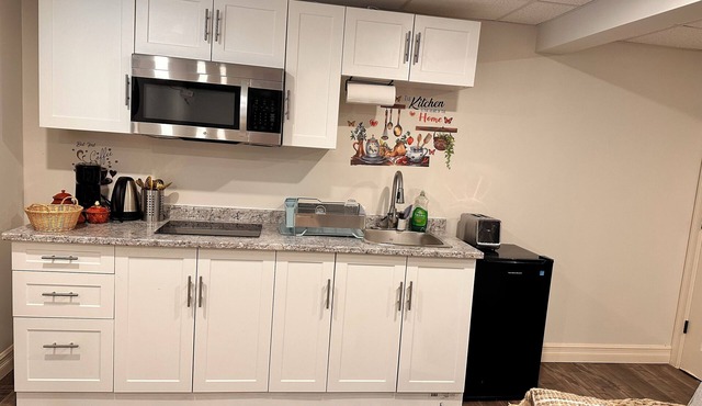 1 bedroom in-home mini apartment in Dieppe 5 min drive to the airport WIFI