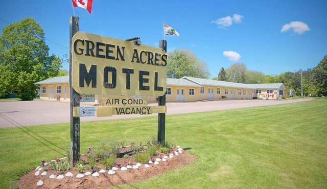 (1) Private Queen Suite at Green Acres Summerside