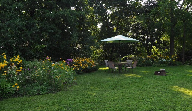 10% Off Flash Sale! Luxury Garden Suite: Soaker Tub, Backyard & Off St Parking!