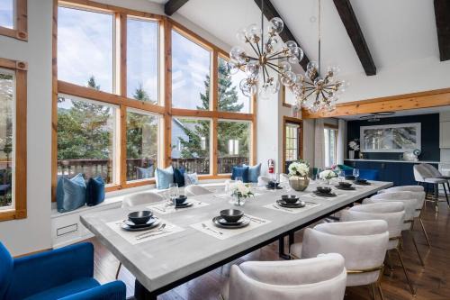 10BR Chalet with Swim Spa Sauna Cinema and Firepit