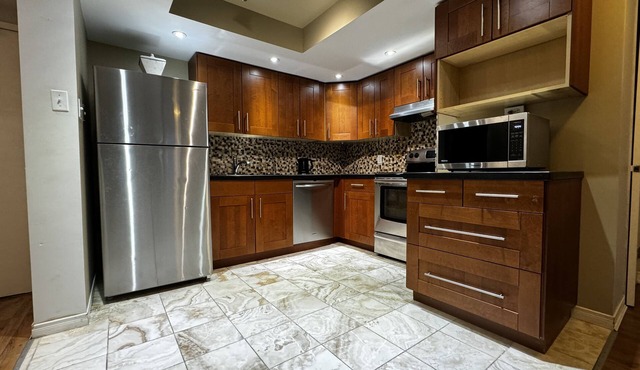 1400sq ft Luxury Condo, minutes to Airport & Casino w/Parking & Pool