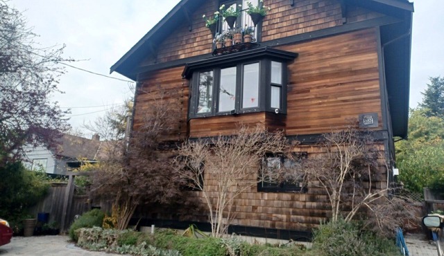 #141 Dunsmuir Rd Great 2 bed suite close to town