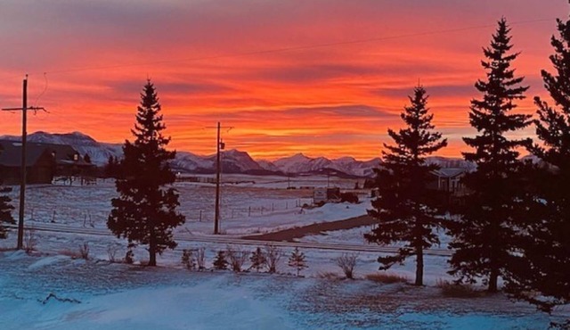 15 Minutes from Waterton Lakes National Park! Gorgeous views and yard, sleeps 19