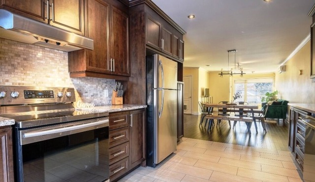 #168 Spacious, Bright APT with Backyard & Parking