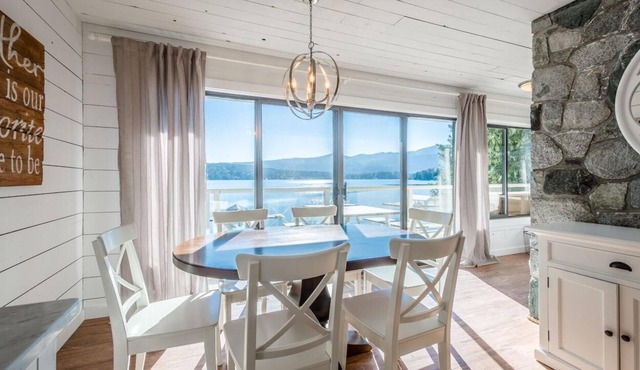173 feet of beach, 1.6 acre property, privacy and relaxation at the lake!