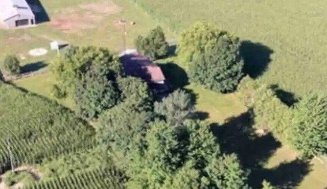 1880 farmhouse with hottub!