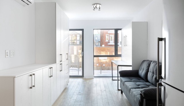 #192 Lovely & Modern Studio With Balcony