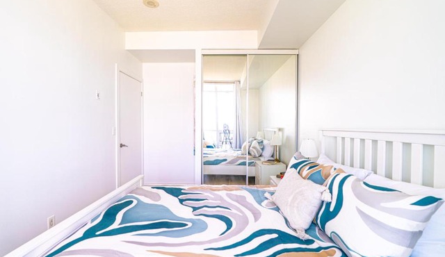 1BD Plus Den Lakeview Suite - Steps to BMO field and CN Tower - Free Parking