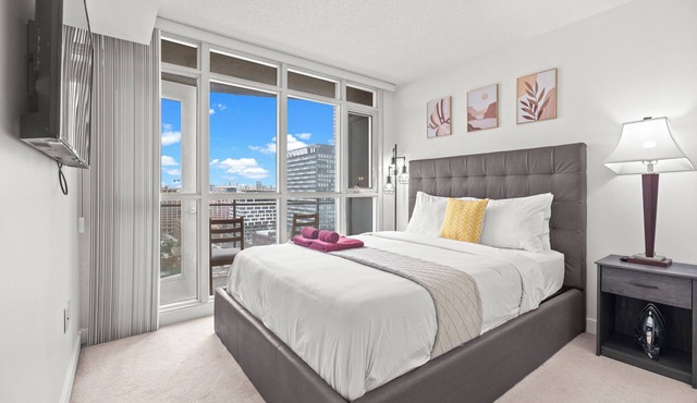 1BR 1 Bath 3 Guests Parking Office Near CN Tower Downtown—By Hostia