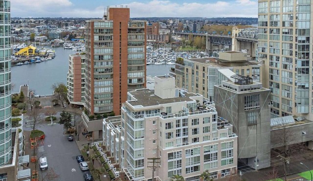 1BR+Den, Free Parking, Steps to Seawall