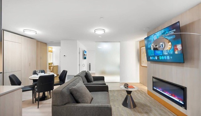1BR Lower Boutique Suite Sleeps 4 WiFi+Parking