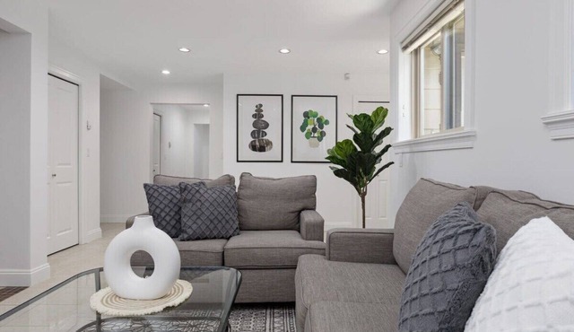 2 bdr Cozy Suite in North Van