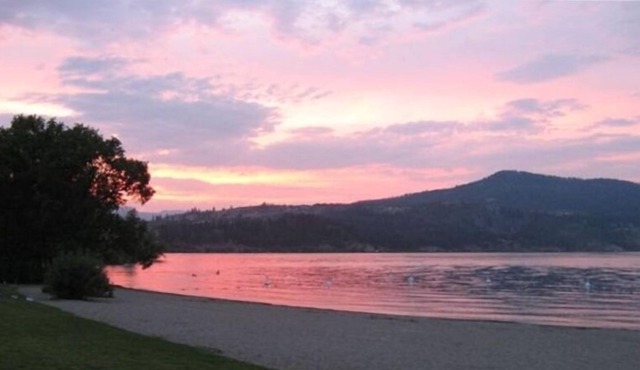 2 BDRM CONDO ON WOOD LAKE- LAKEFRONT -Long term availability September to June