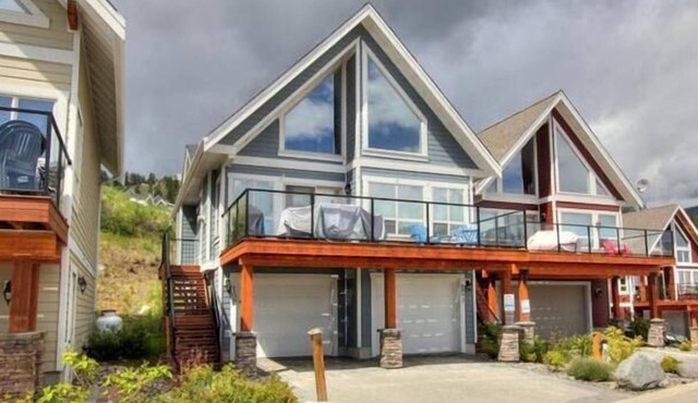 2 Bedroom and Loft Pet Friendly Cottage on Lake Okanagan!