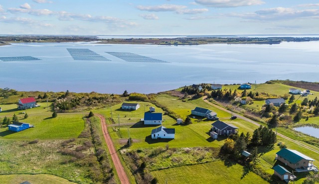 2-Bedroom Modern Cottage - Bay Views and Minutes from Thunder Cove & Twin Shores