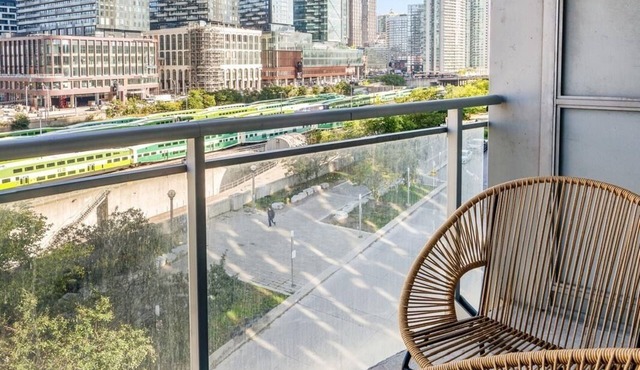 2-bedroom condo in fabulous Toronto with WiFi, Parking and office area