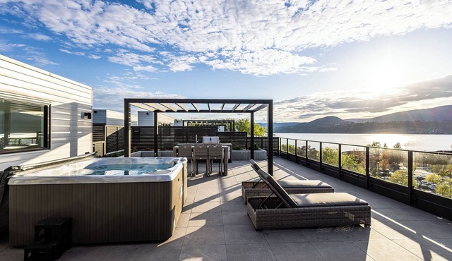 2-bedroom condo with king beds in Kelowna across from Gyro Beach. Rooftop Deck.