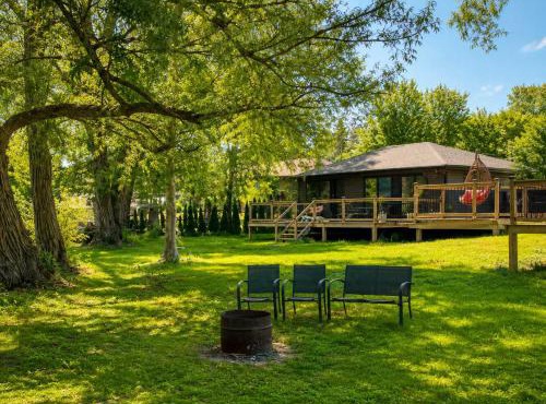 2-bedroom Lake Front Cottage in Harwood ON #1