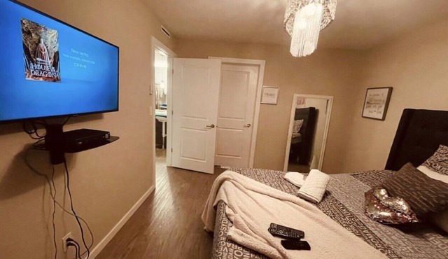 2 BEDROOM LUXUARY CONDO- FREE PARKING & POOL