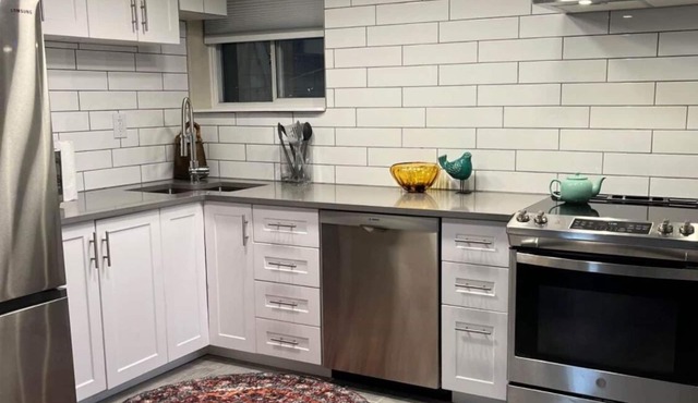 2 Bedroom plus large Den near Dallas Road