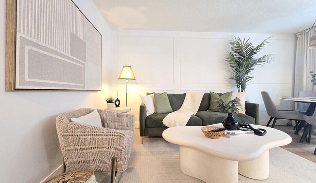 2 Bedroom Suite Downtown w/Parking