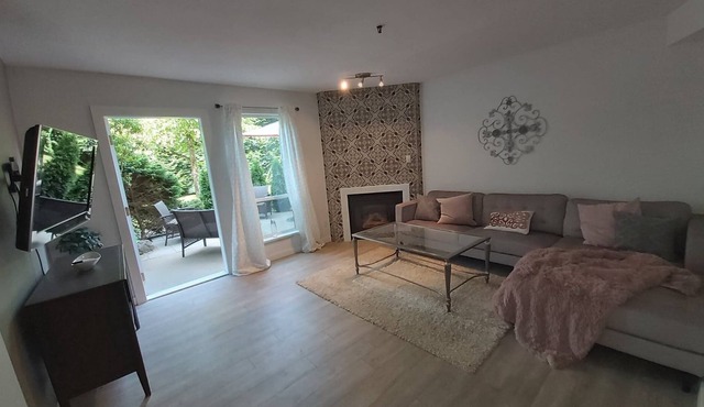 2 Bedroom Townhouse with out door patio 5 minute drive to the lake