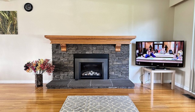 2 Bedroom upper floor suite with Garden view & A/C Closed to SFU