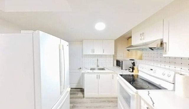 2 bedrooms apt 15 minutes toToronto airport
