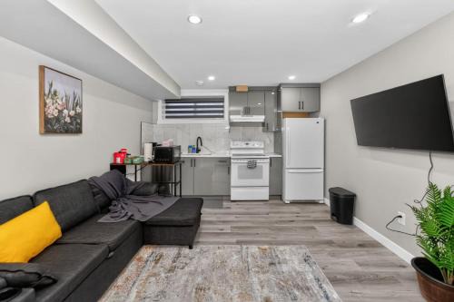 2 BR Suite YYC Airport Downtown 4324 DN