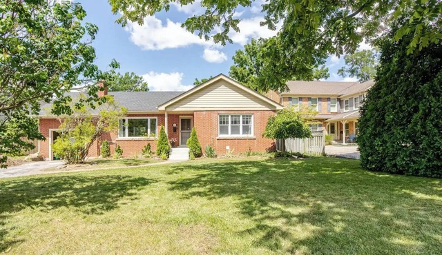 2 living rooms, 3x TVs - walkable to downtown Burlington, Hospital, Mall, Beach