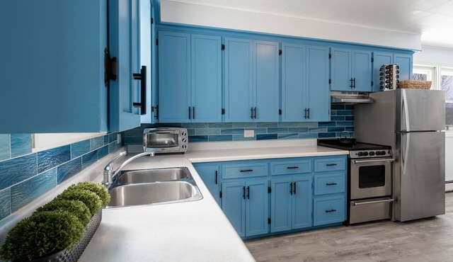 2 Minutes to the Beach. Family Sized Bungalow with deck & BBQ