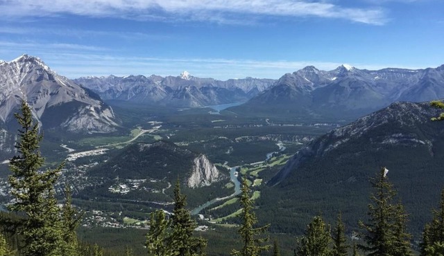 2 Queens w/Exterior Views in Banff
