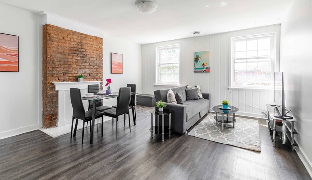 2BR Apt w/Netflix - Close to Shopping & Parks!