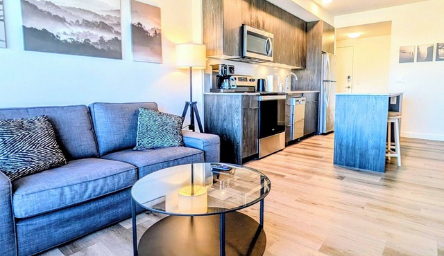2BR Downtown Condo - By Saddledome - Free Parking