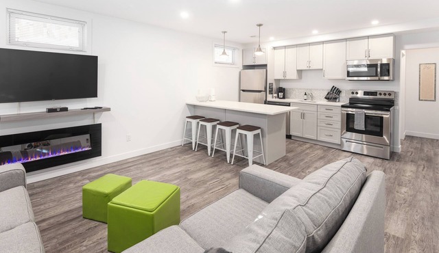 2BR Lower Suite near Broadway w/Fireplace