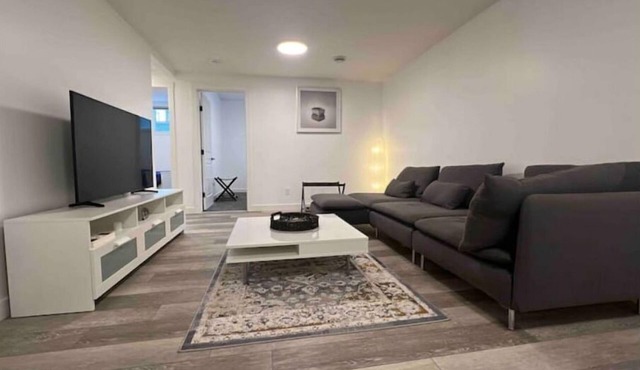 2BR Suite w/Private Entry, Kitchen, W/D, Parking, Smart TV, Wi-Fi, Near Banff