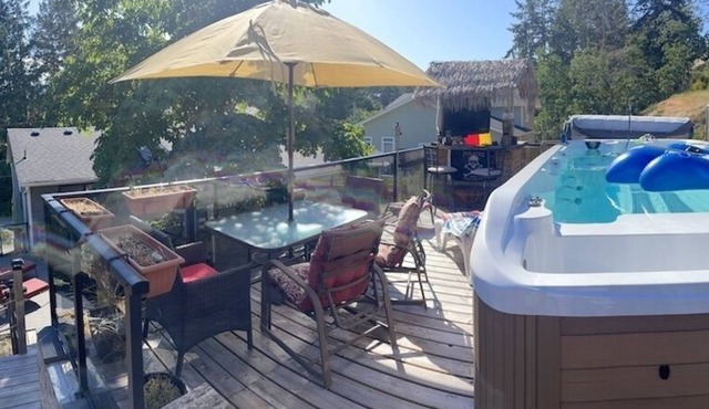 3 bdm house with Swim Spa, walk to Departure Bay, Hike Linley Valley Park