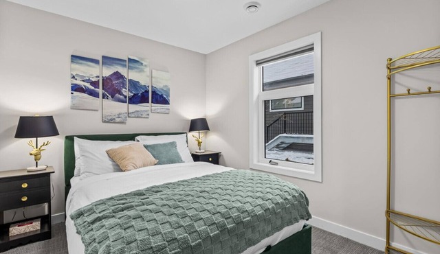 3-Bed Townhome |Mtn Views | Hot Tub | Fireplace